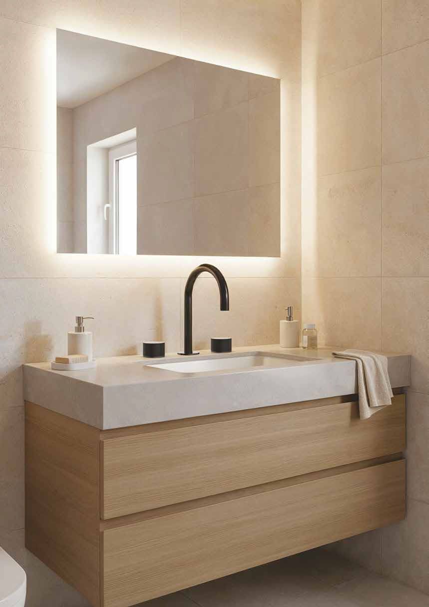 Mobile bagno moderno con cassetti in legno, lavabo bianco, rubinetto nero e grande specchio illuminato.