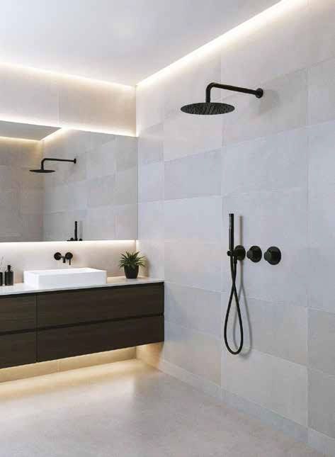 Bagno moderno con mobile lavabo sospeso, specchio e soffione doccia a pioggia nero su pareti piastrellate chiare.