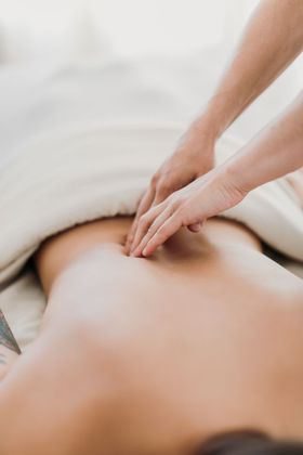 Una donna si versa del liquido nella mano.