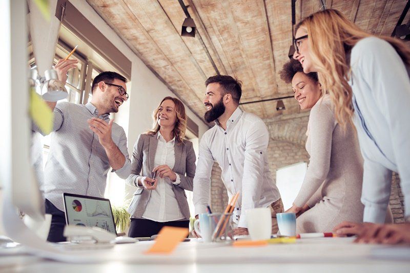 um grupo de empresários está tendo uma reunião em um escritório.