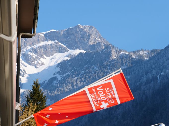 eine rote Fahne mit der Aufschrift 