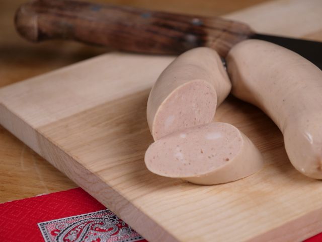 ein Stück Wurst liegt auf einem Schneidebrett