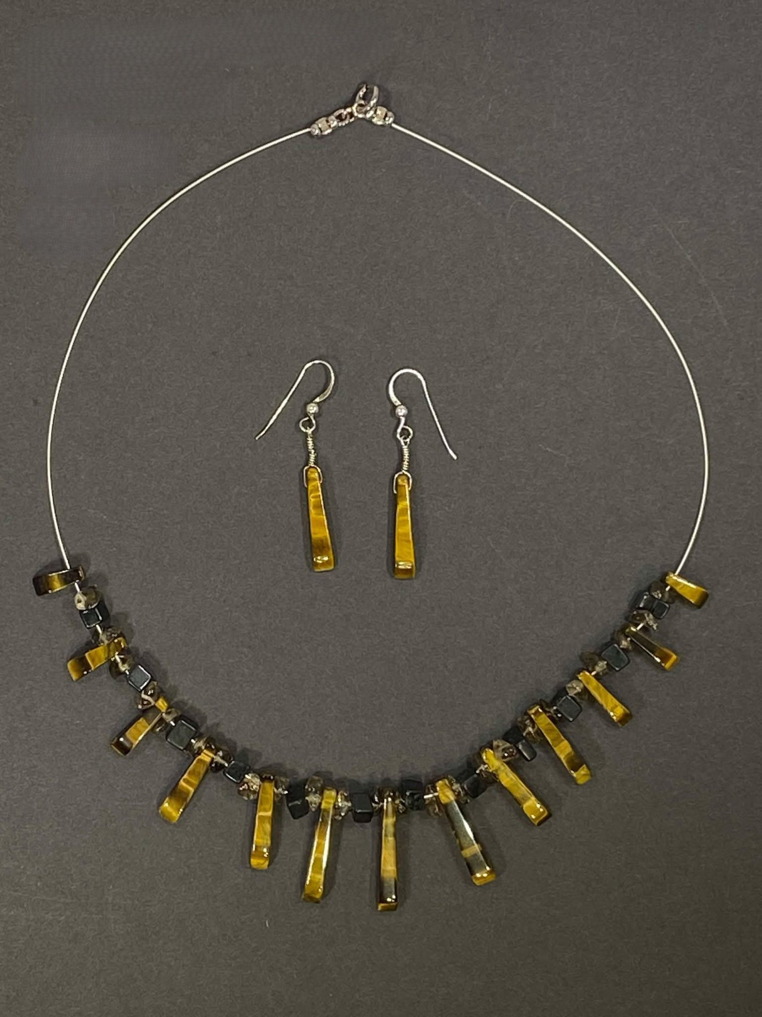 Tigers Eye Gem Stone Tapered Necklace with Black Stone Tigers Eye Gem Stone Tapered Necklace with Black Stone