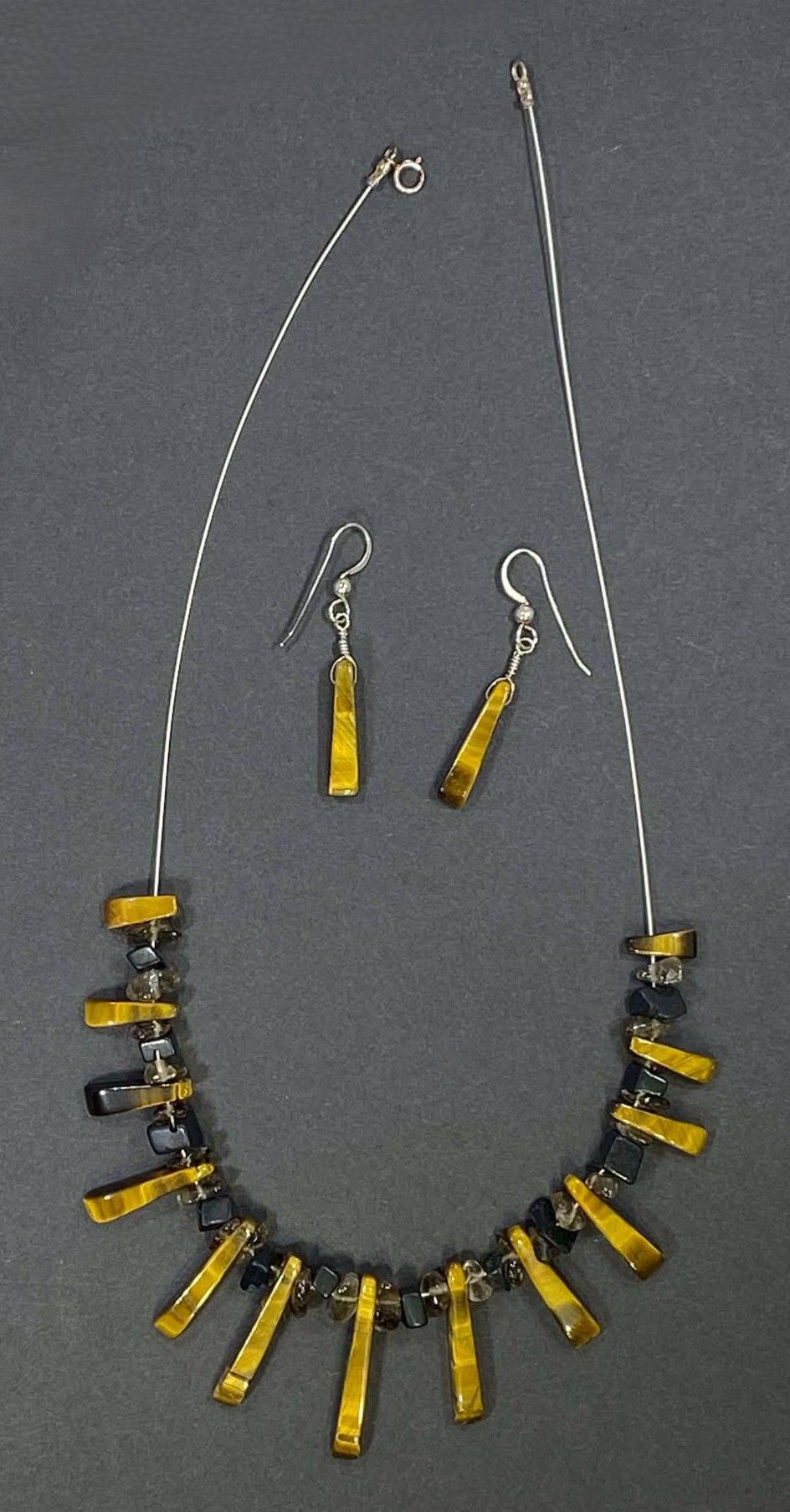 Tigers Eye Gem Stone Tapered Necklace with Black Stone Tigers Eye Gem Stone Tapered Necklace with Black Stone