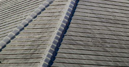 A close up of a roof with a diagonal pattern