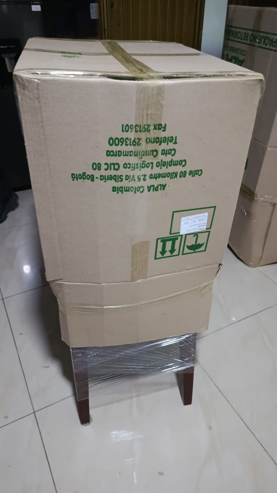 Caja de cartón sobre un pequeño soporte de madera