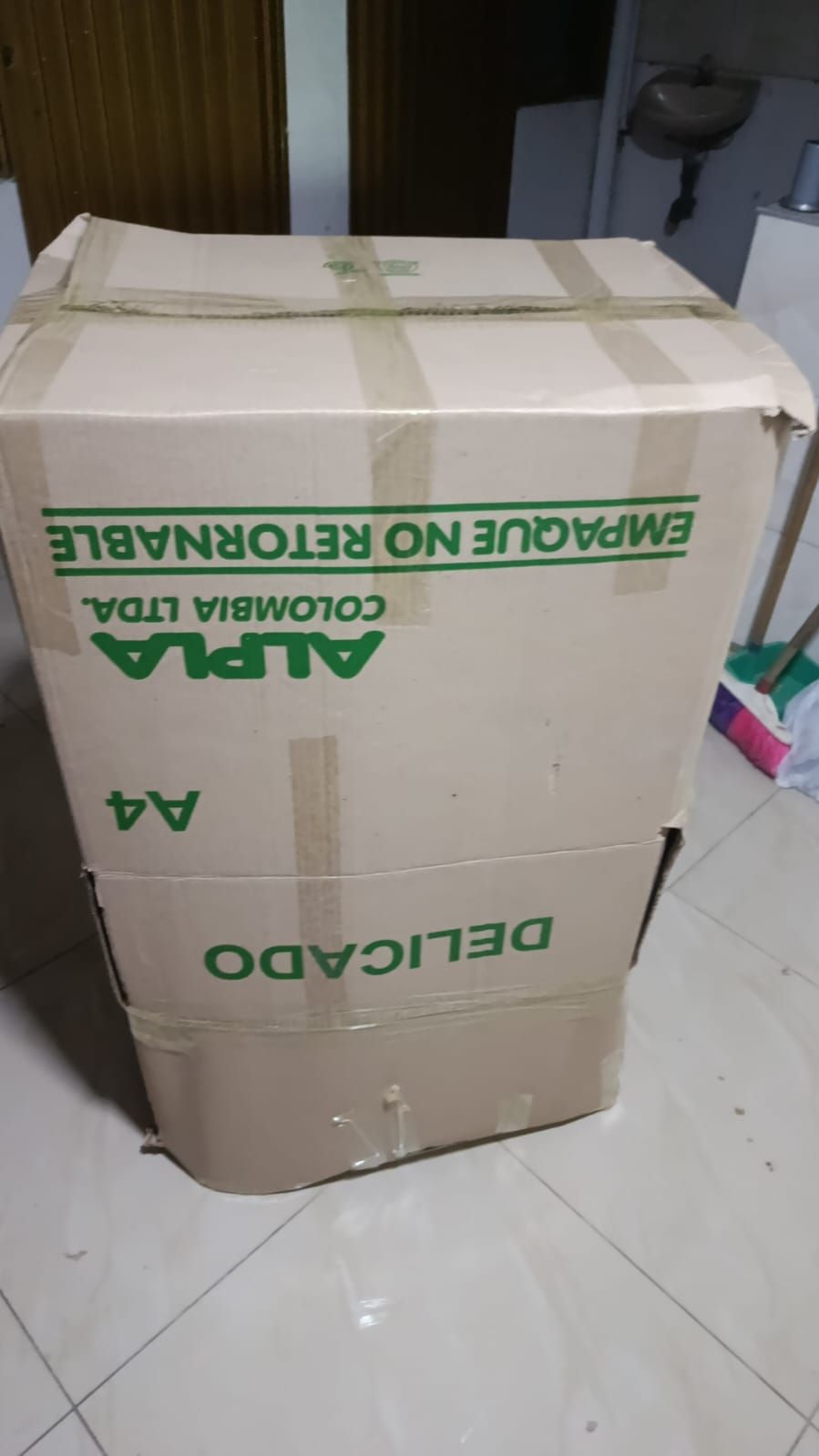 Una gran caja de cartón para envíos, etiquetada como “DELIAOD”