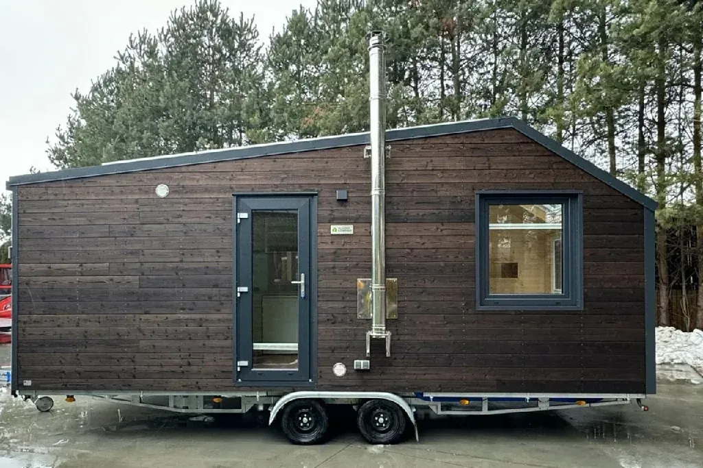 Tiny house Moon op trailer met compacte houten buitenafwerking