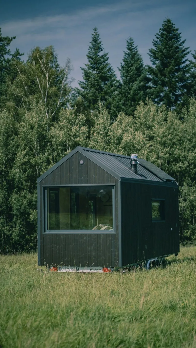 Tiny House Nest met open interieur en veel lichtinval voor aangenaam wonen.