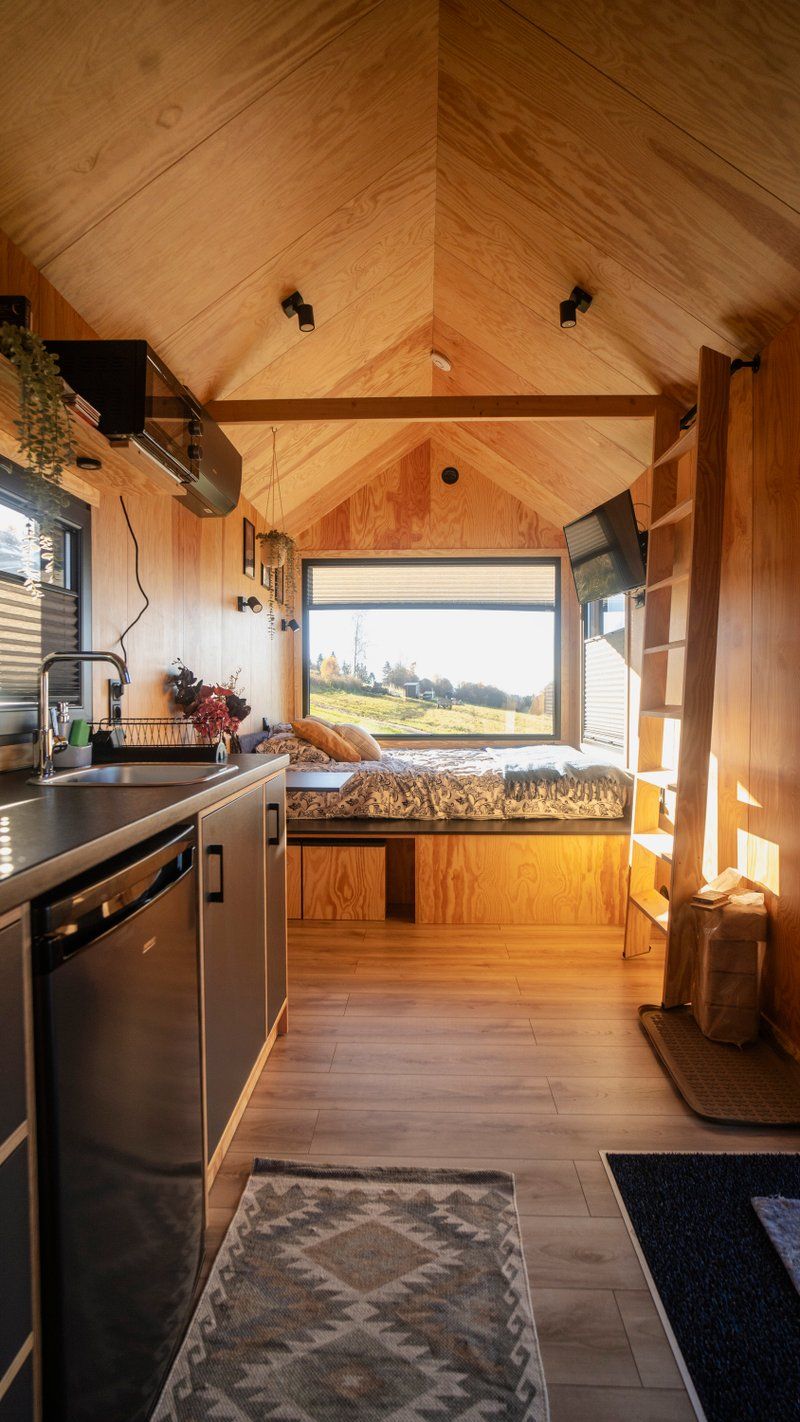 Tiny House Venus met open interieur en veel lichtinval voor aangenaam wonen.