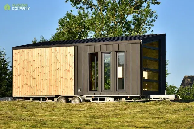 Tiny House Luna Office ingericht als compacte werkruimte voor thuis of op locatie.