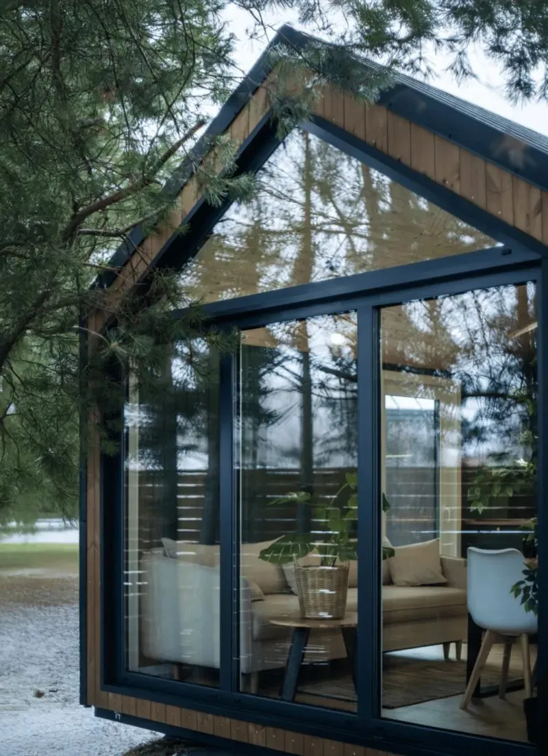 Tiny House Sky met open interieur en veel lichtinval voor aangenaam wonen.