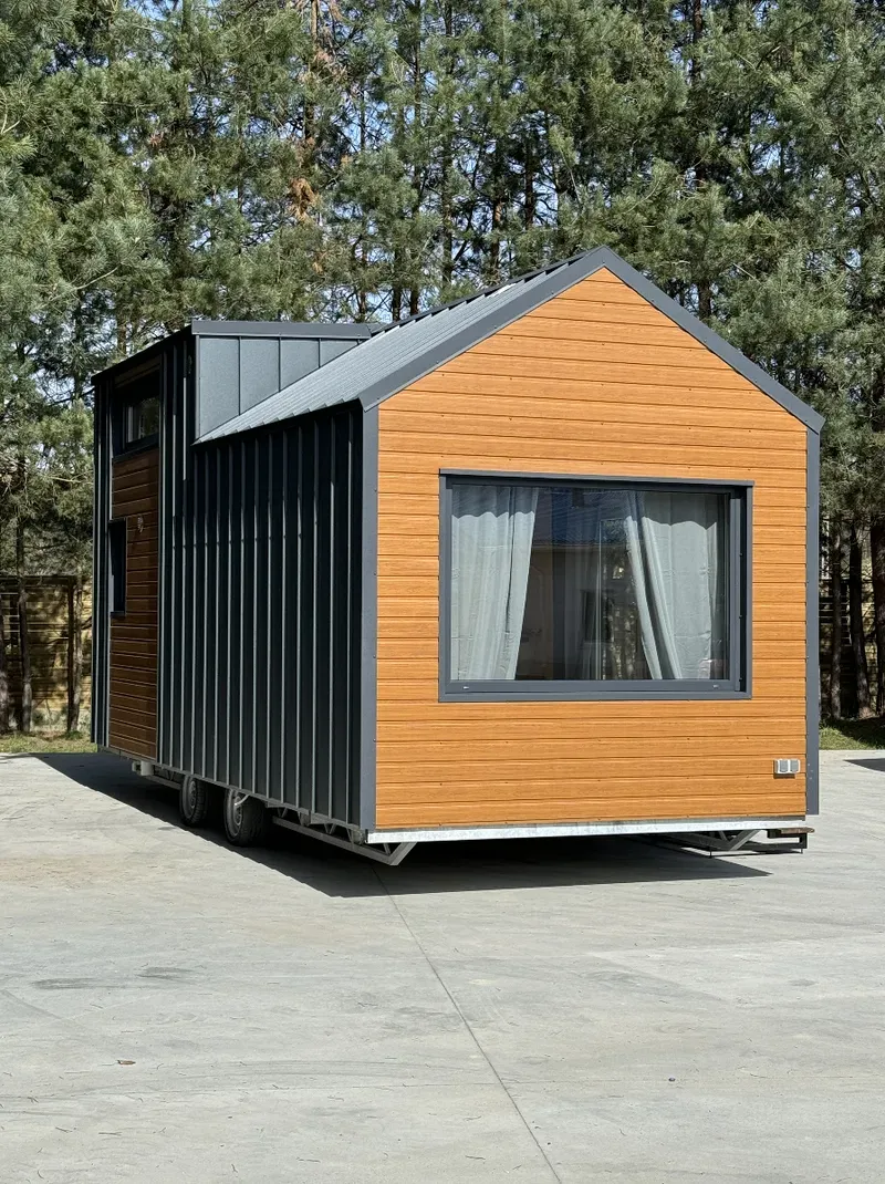 Tiny House Smile met lichte leefruimte en een praktische inrichting op maat.