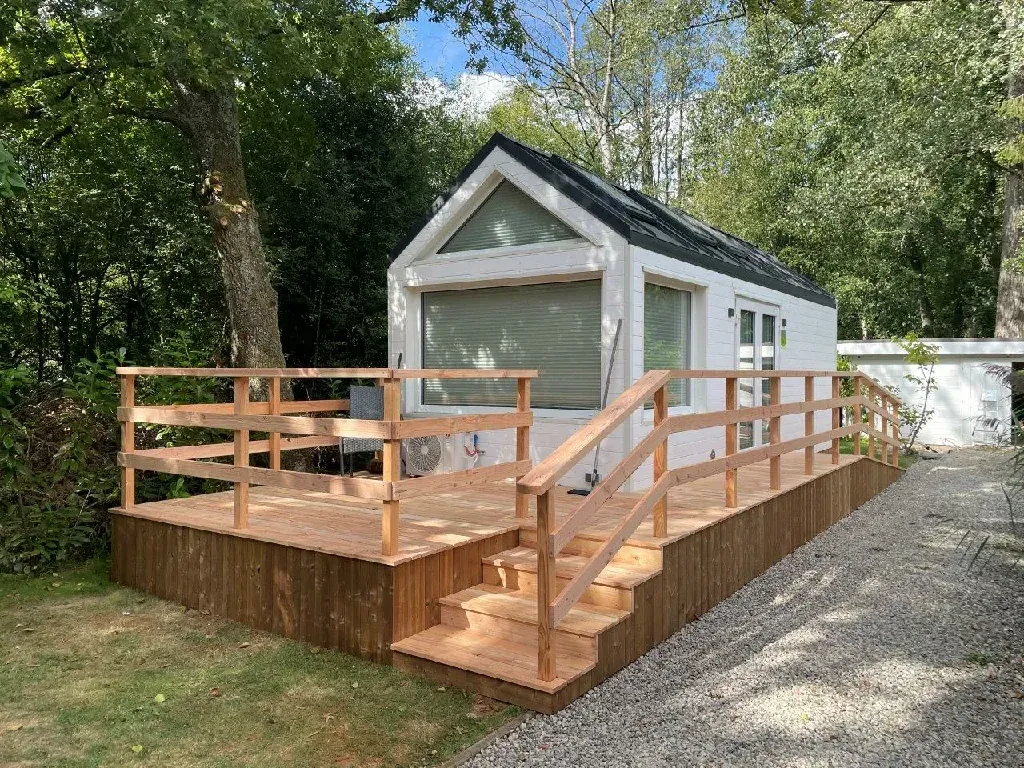 Tiny house Julia vast model met ruim terras en houten afwerking
