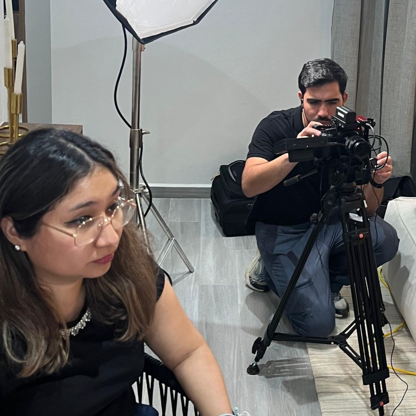 Doctor grabando video marketing médico profesional con equipo cinematográfico.