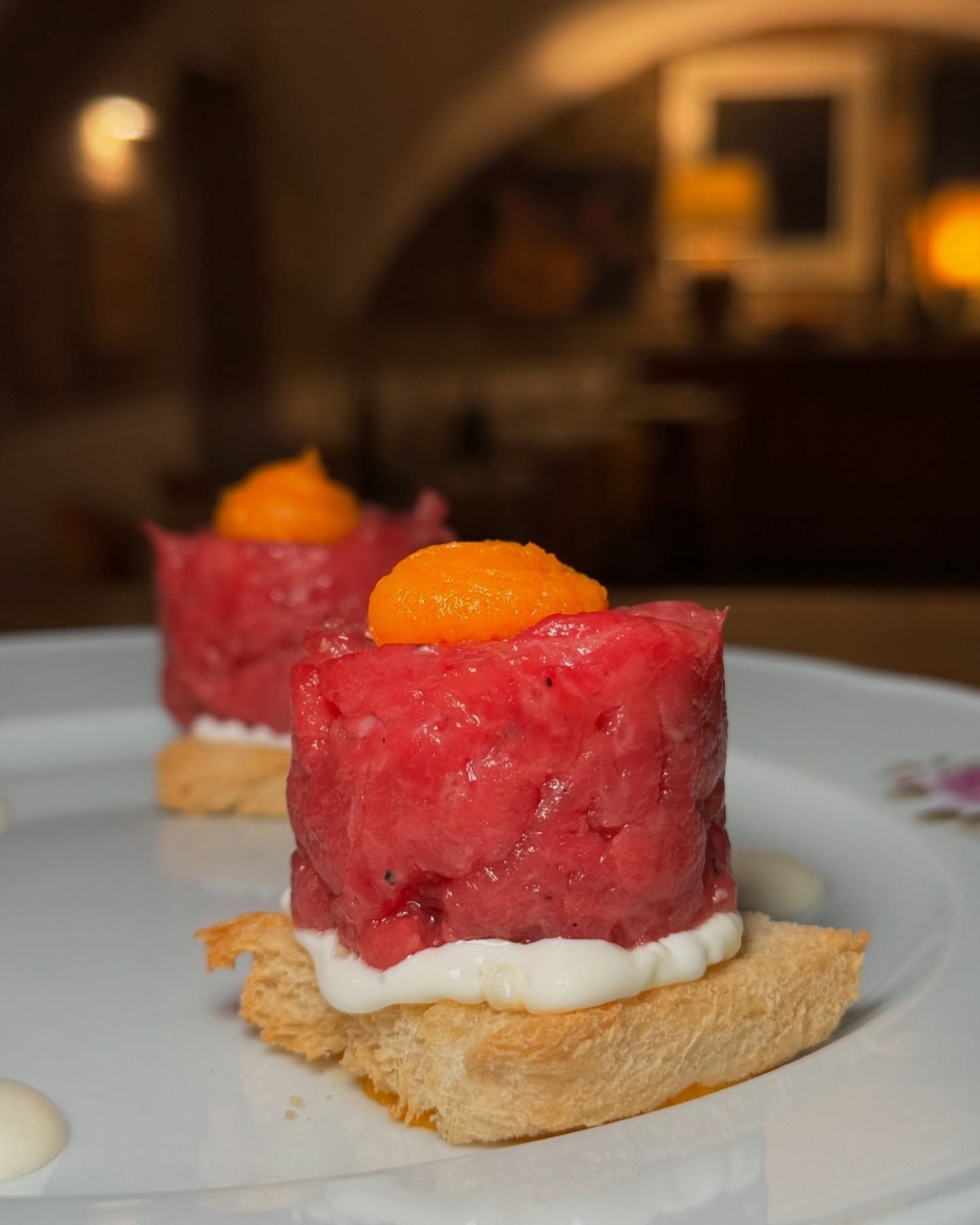 Un primo piano di un piatto di cibo su un tavolo