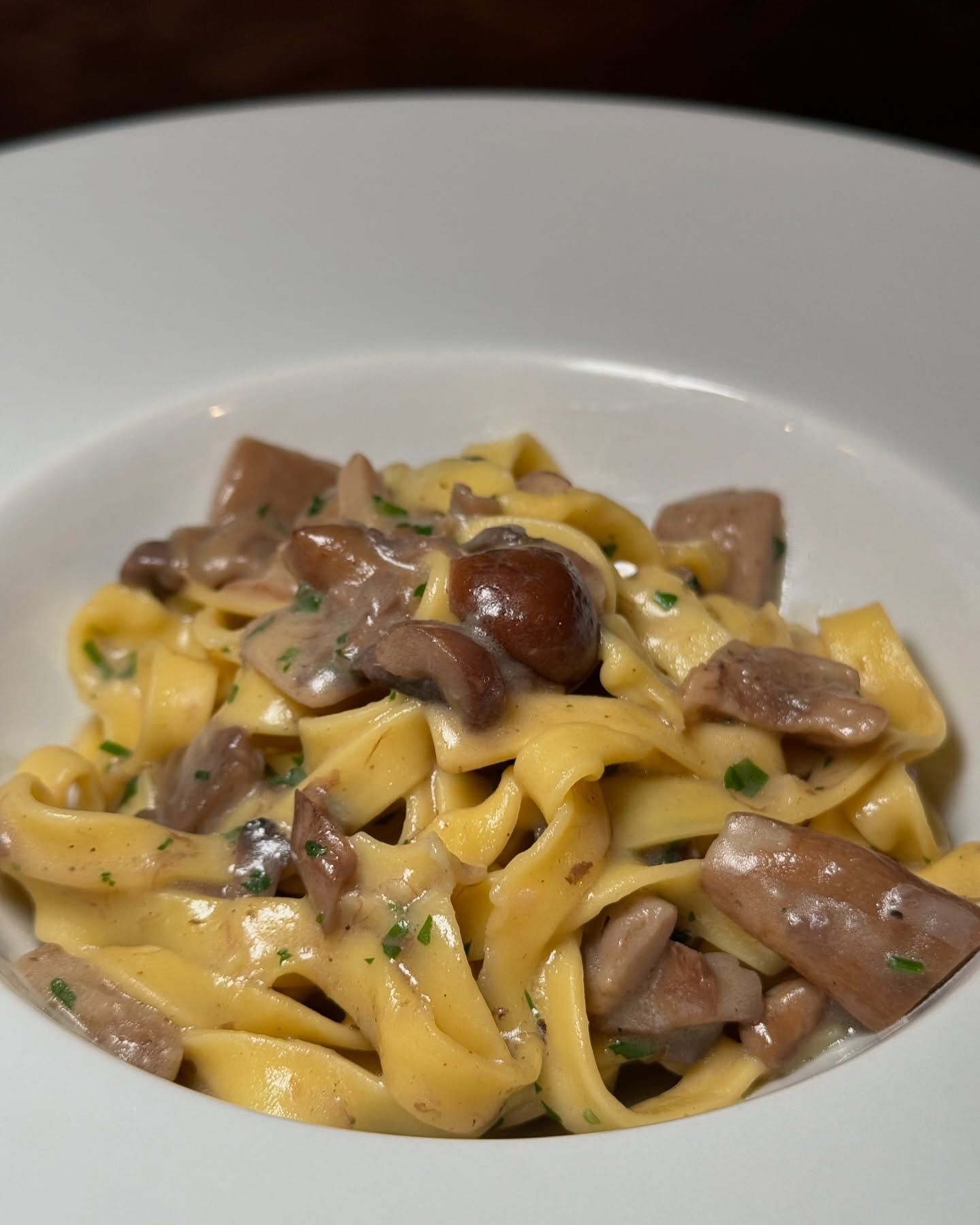 Un primo piano di una ciotola di pasta con funghi