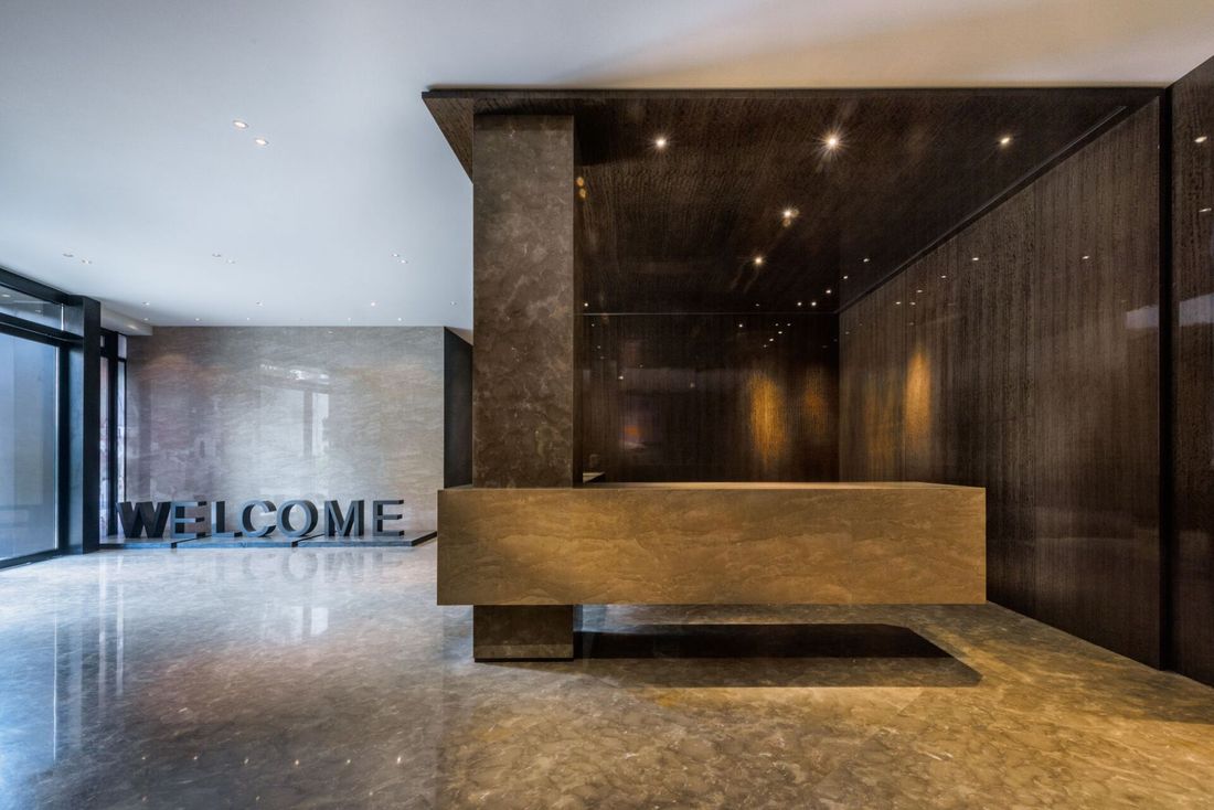 Ingresso di un palazzo con pavimenti e portineria in marmo