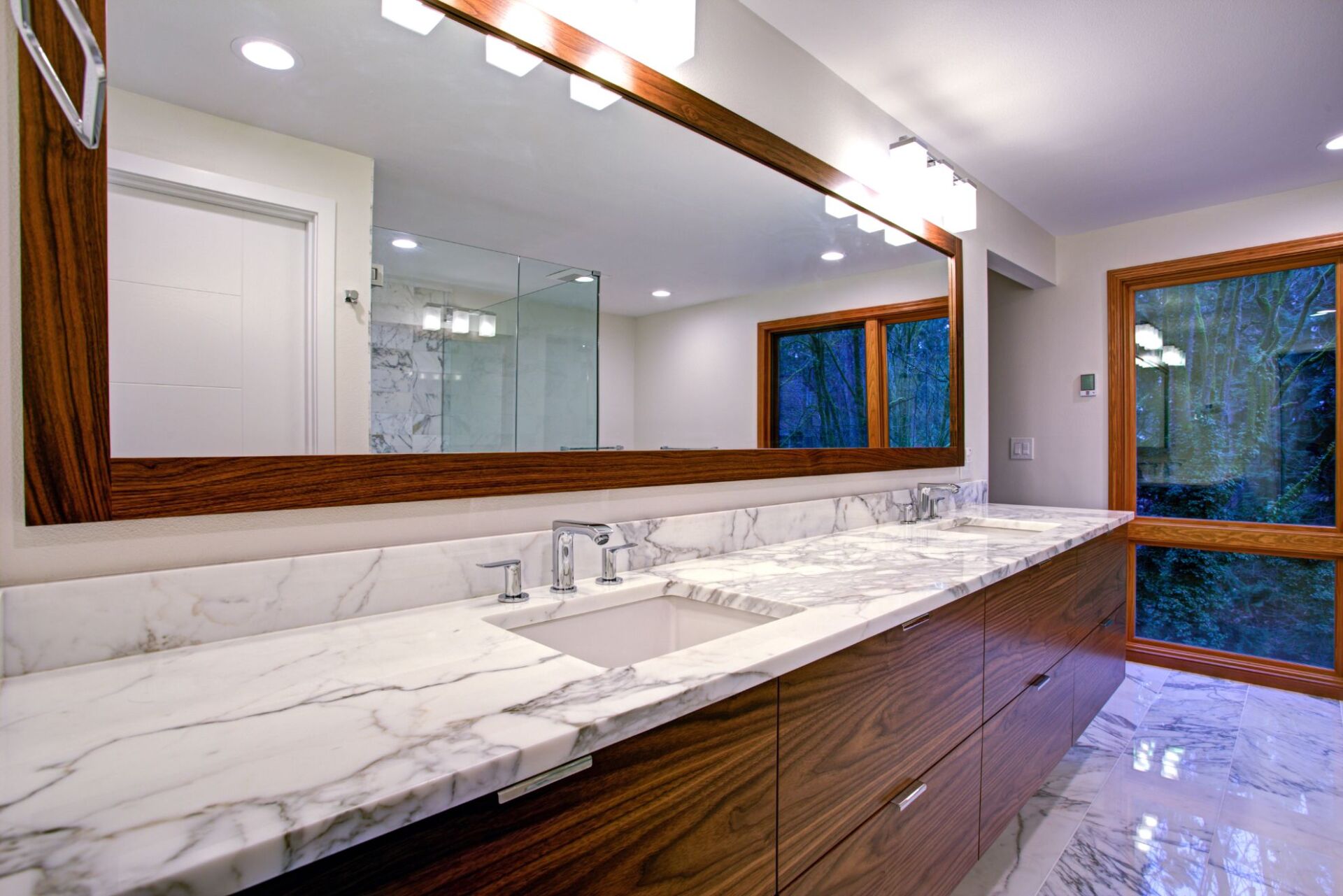 Mobile bagno con ripiano in marmo