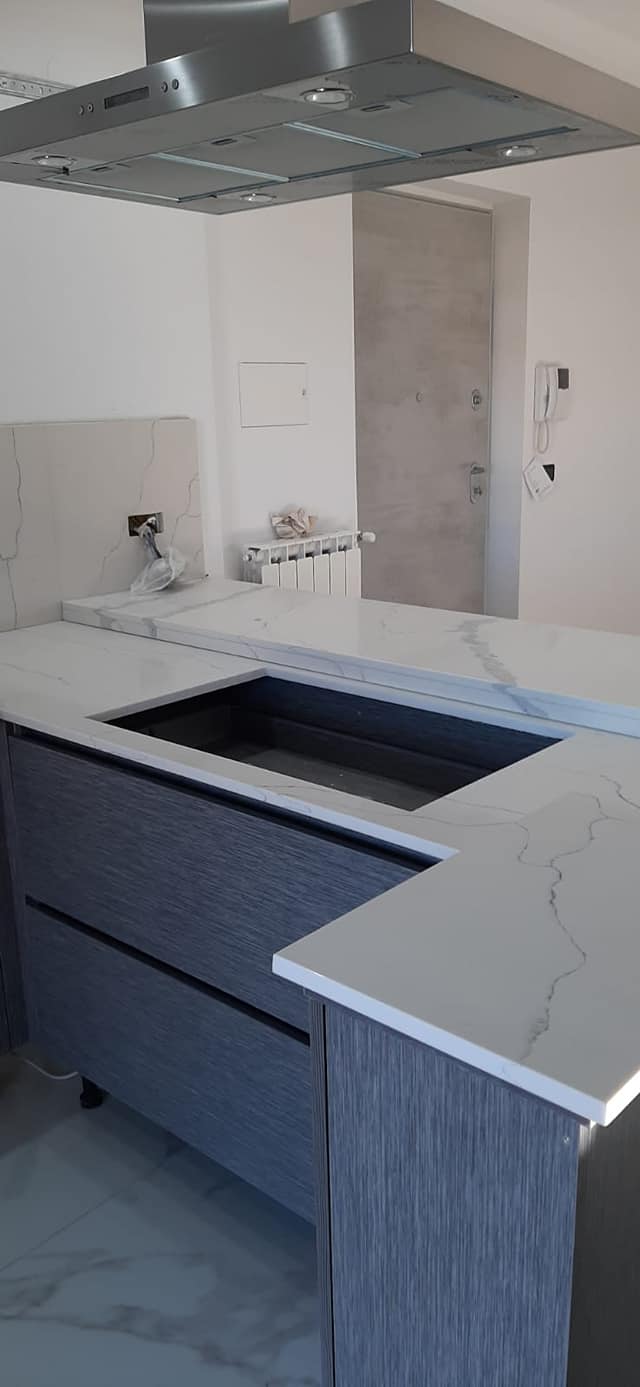 Cucina moderna con piano di lavoro in marmo