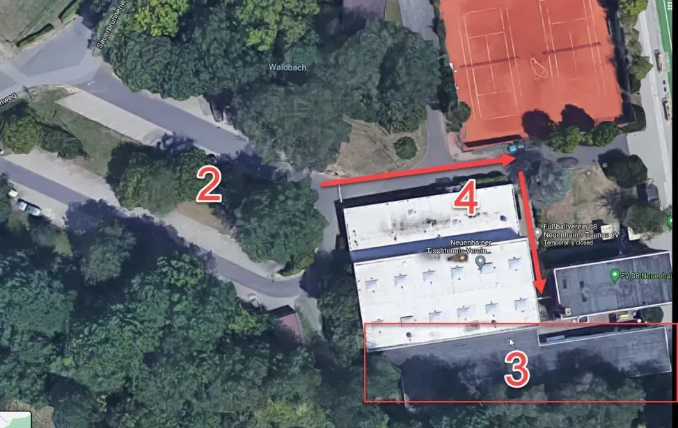 Luftbild mit dem Fußweg vom Parkplatz (2) an der Schranke vorbei (4) zum Eingang des Schießstands (3)