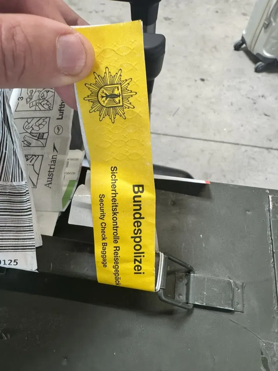 Gelbes Siegel der Bundespolizei – Sicherheitskontrolle Reisegepäck beim Waffentransport im Flugzeug