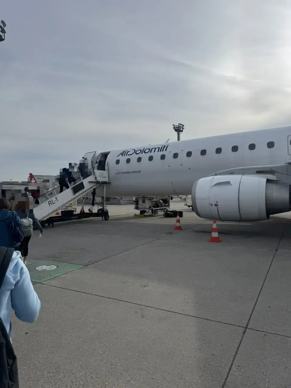 Boarding einer Air-Dolomiti-Maschine auf dem Vorfeld – Flug nach Italien zur Schießreise