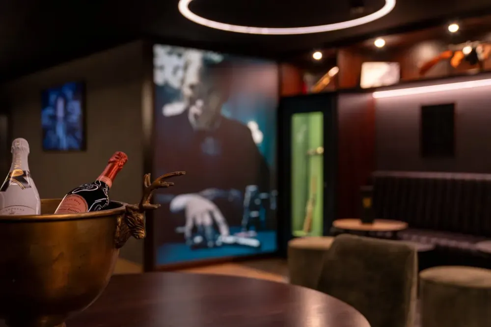 Sektkühler mit Champagner in der Club-Lounge – Geschenkidee Schießtraining-Gutschein