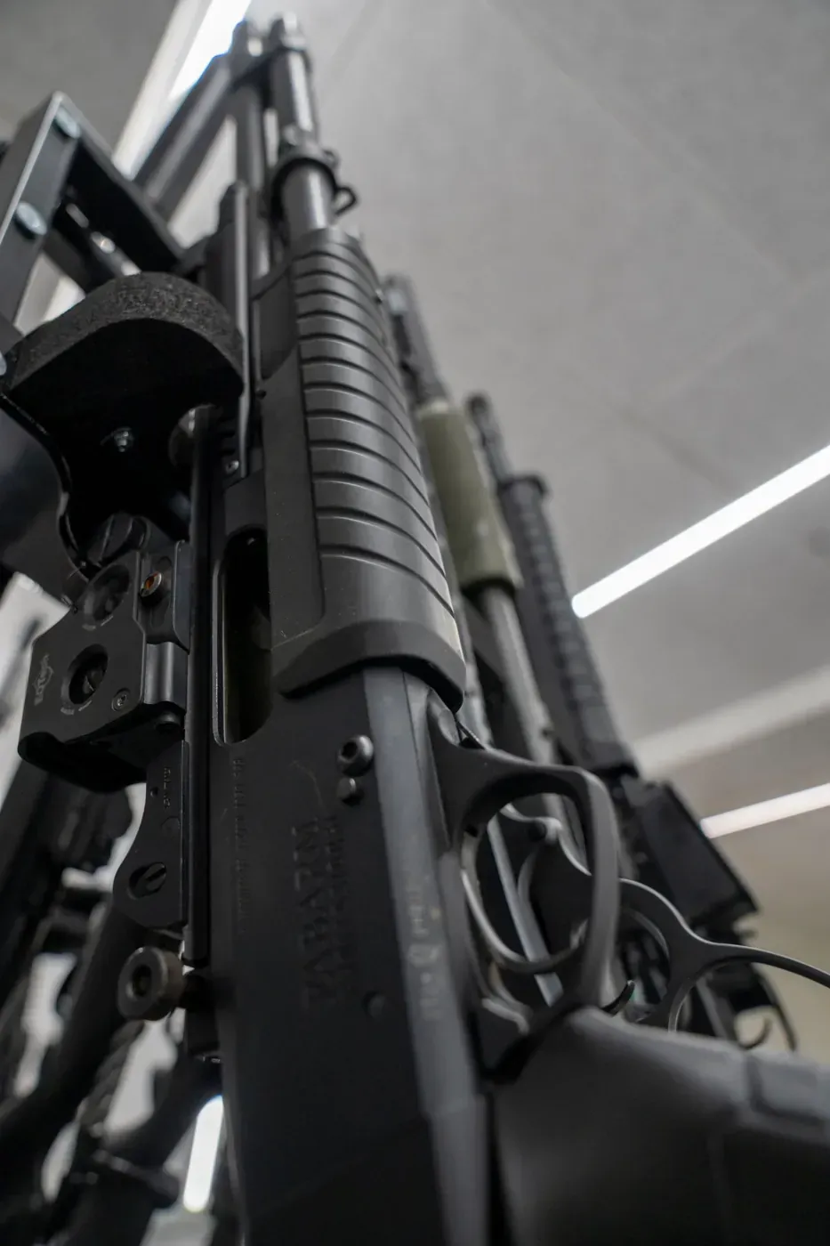 Flinte von Fabarm und weitere Langwaffen im Waffenständer auf dem Schießstand