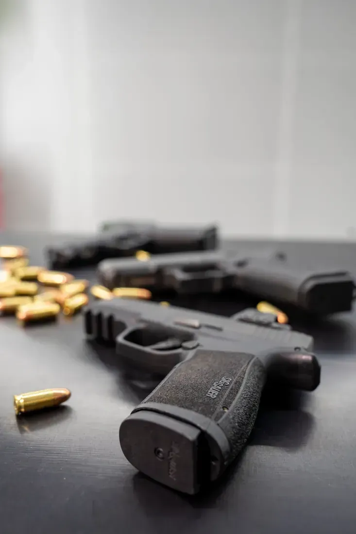 Pistolen von SIG Sauer mit 9-mm-Munition auf dem Tisch