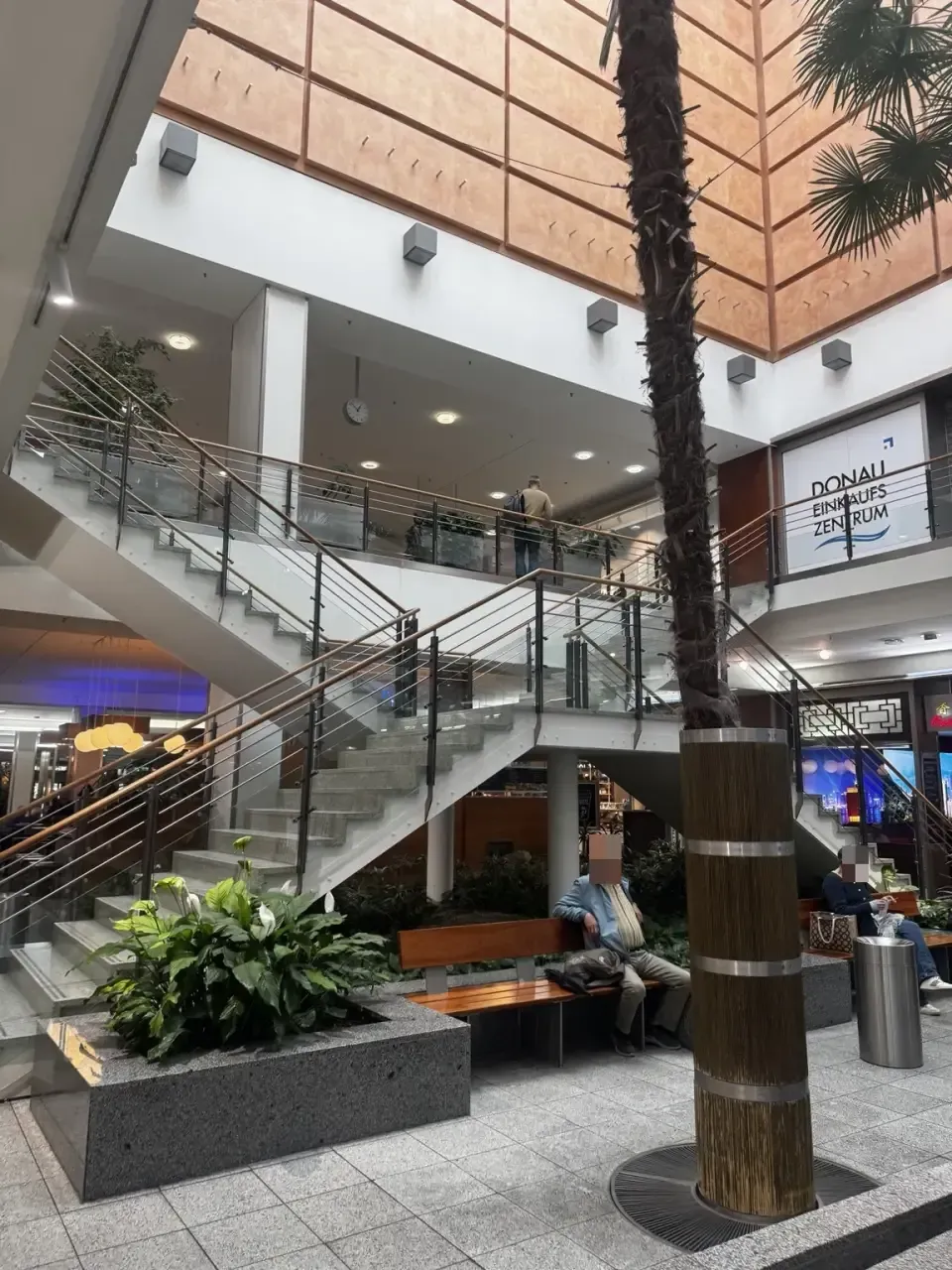 Beobachtungsposition im Einkaufszentrum beim Surveillance-Training in Regensburg – Atrium mit Treppe