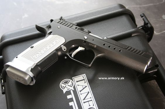 Eine Tanfoglio-Pistole liegt auf einem schwarzen Koffer