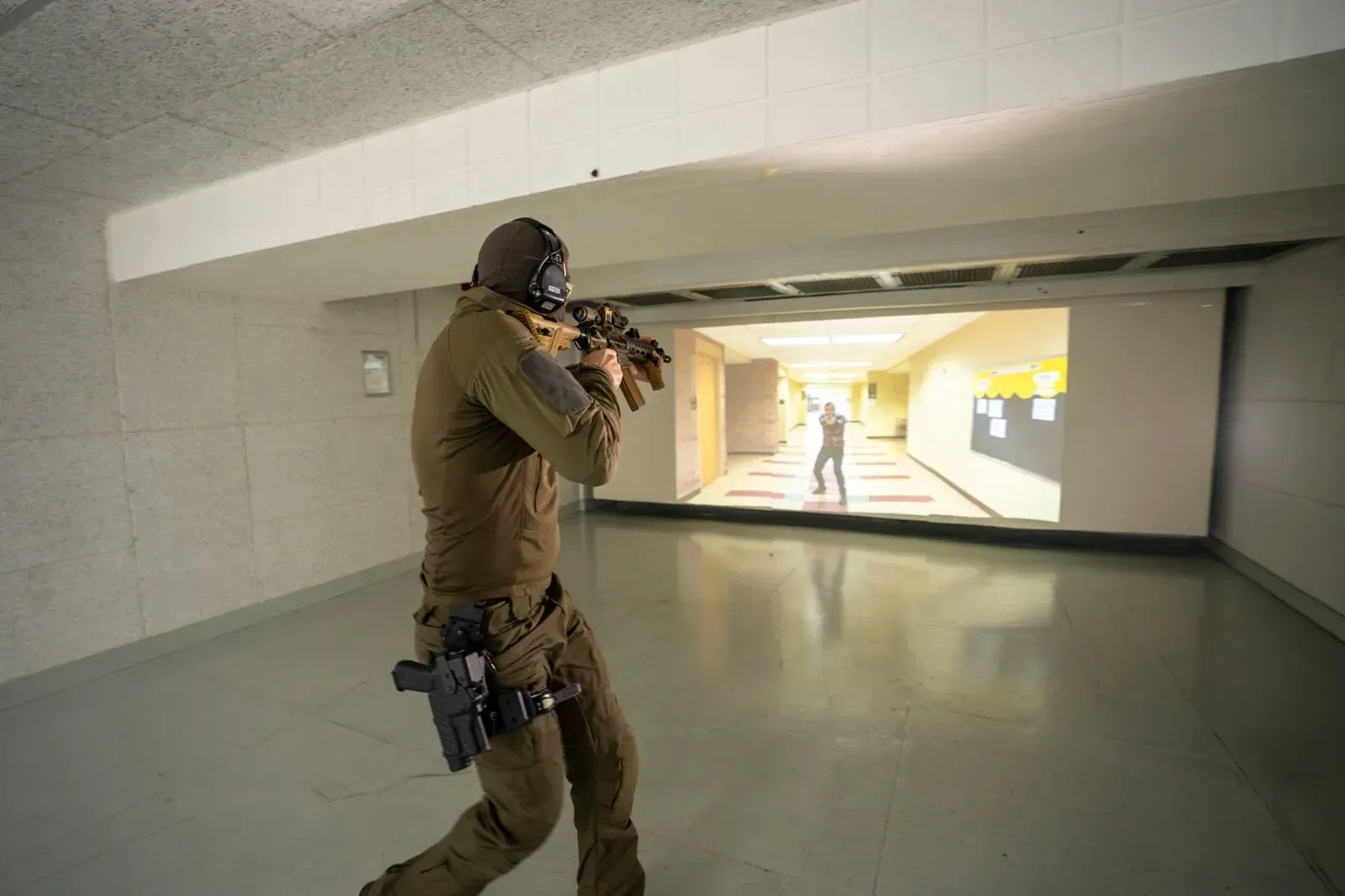 Schütze mit Gewehr im Anschlag beim Szenarientraining im Schießkino