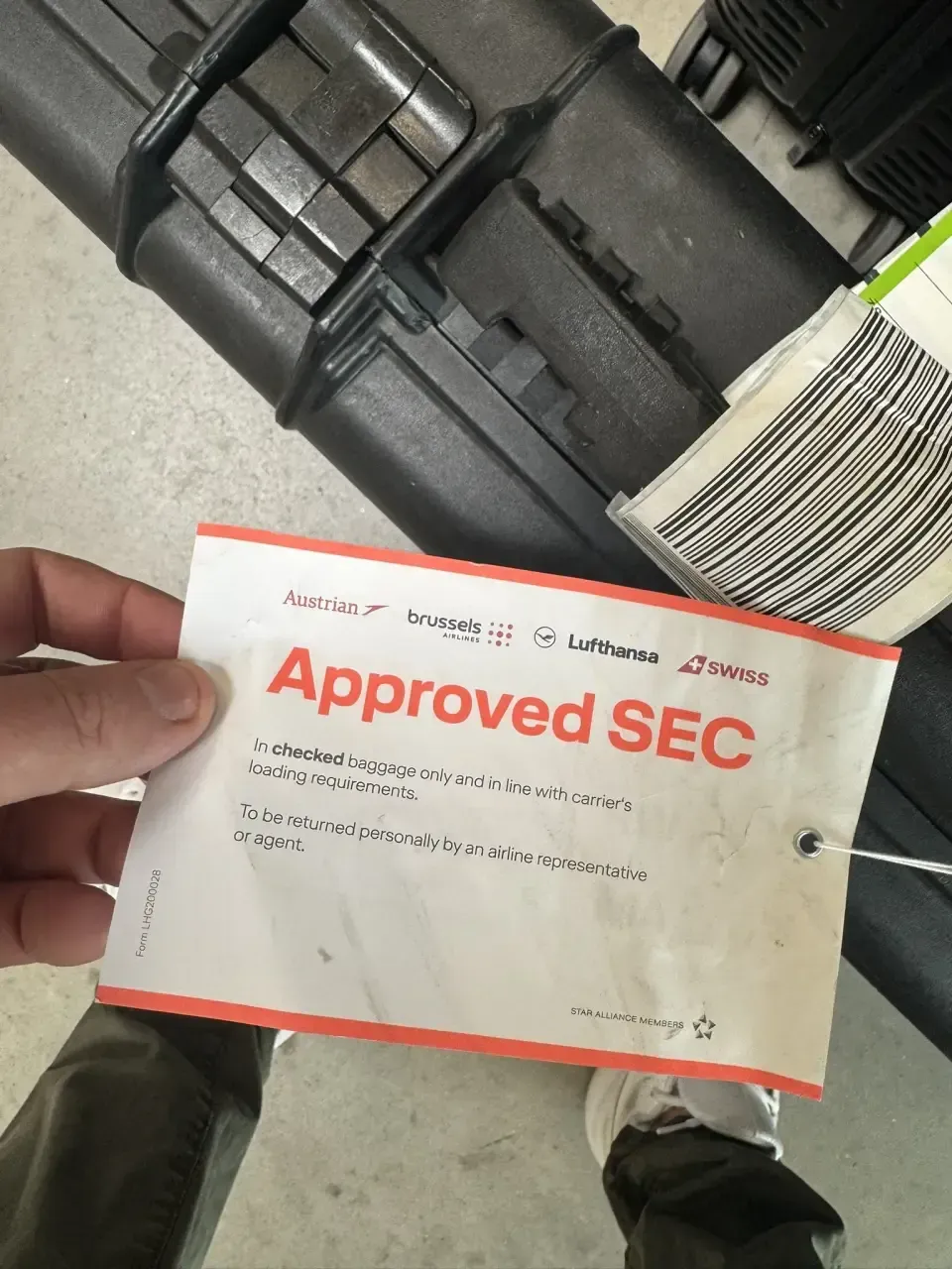 Approved-SEC-Anhänger der Lufthansa-Gruppe am Waffenkoffer – freigegebenes Sondergepäck für den Waffentransport
