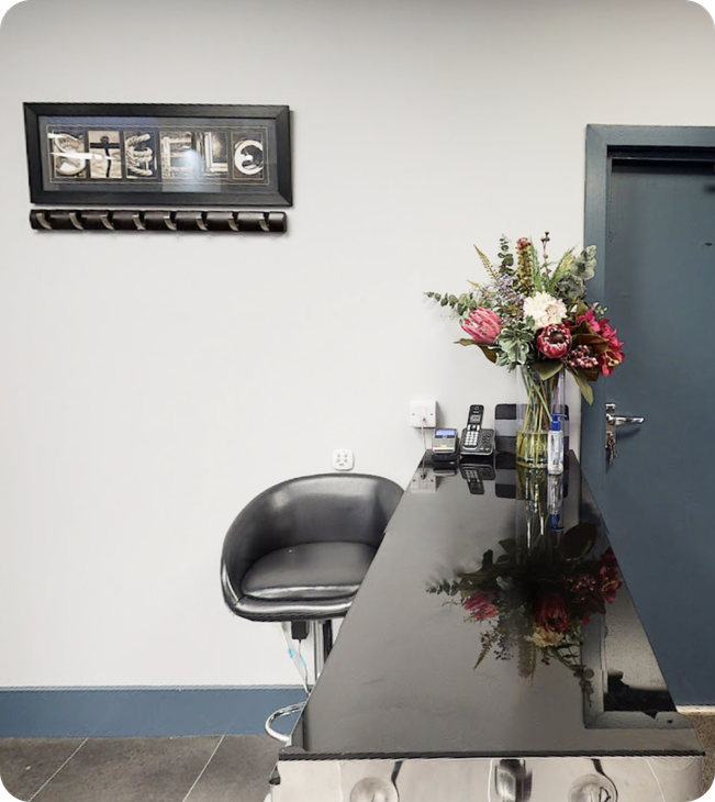 salon-interior-with-black-styling-chair 