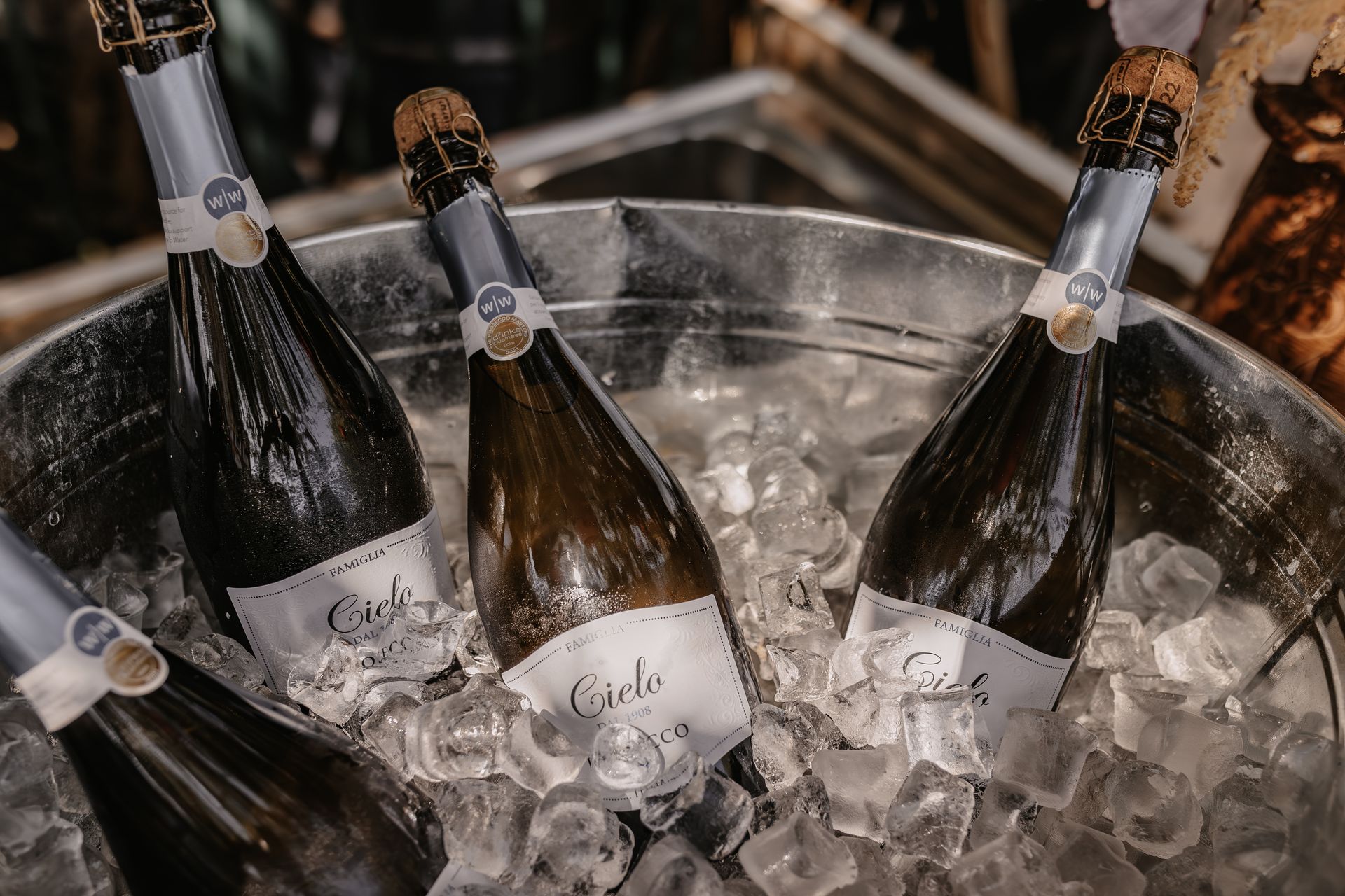Champagneflessen gekoeld in ijs, klaar om te proosten tijdens een feestelijke huwelijksviering.