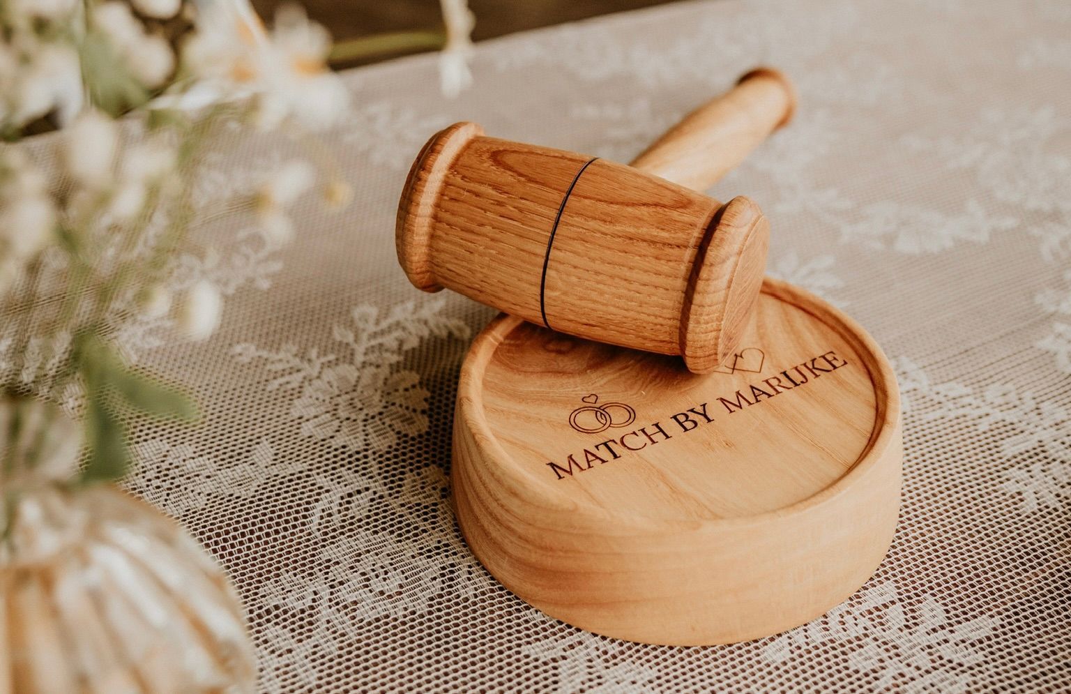 Houten ceremoniehamer met gravure “Match by Marijke”, symbool voor het officiële en persoonlijke karakter van de huwelijksceremonie.