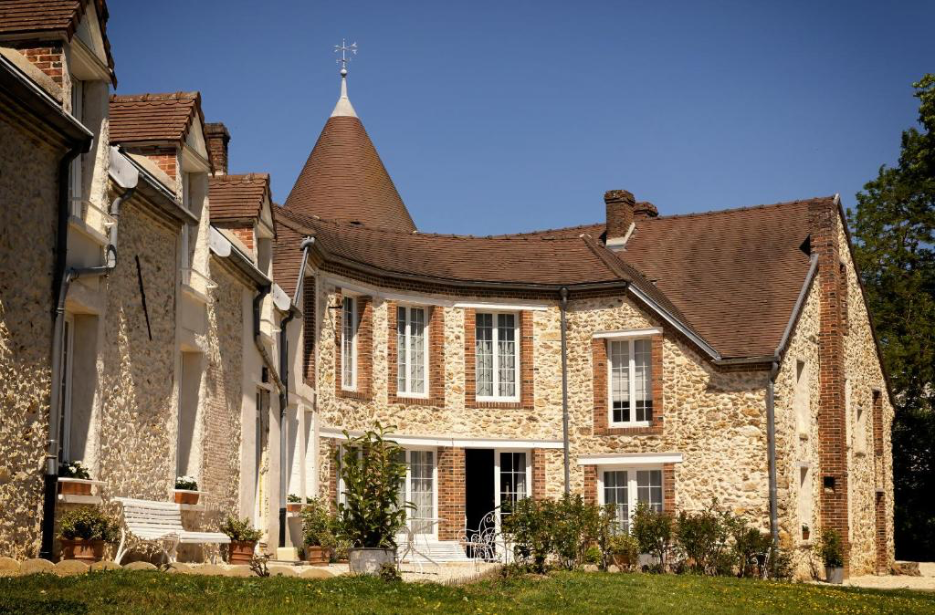 Prachtige Franse trouwlocatie met karakteristiek stenen gebouw en landelijke uitstraling, ideaal voor een romantische huwelijksceremonie.