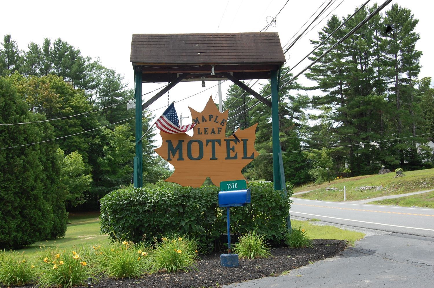 maple-leaf-motel-wooden-sign