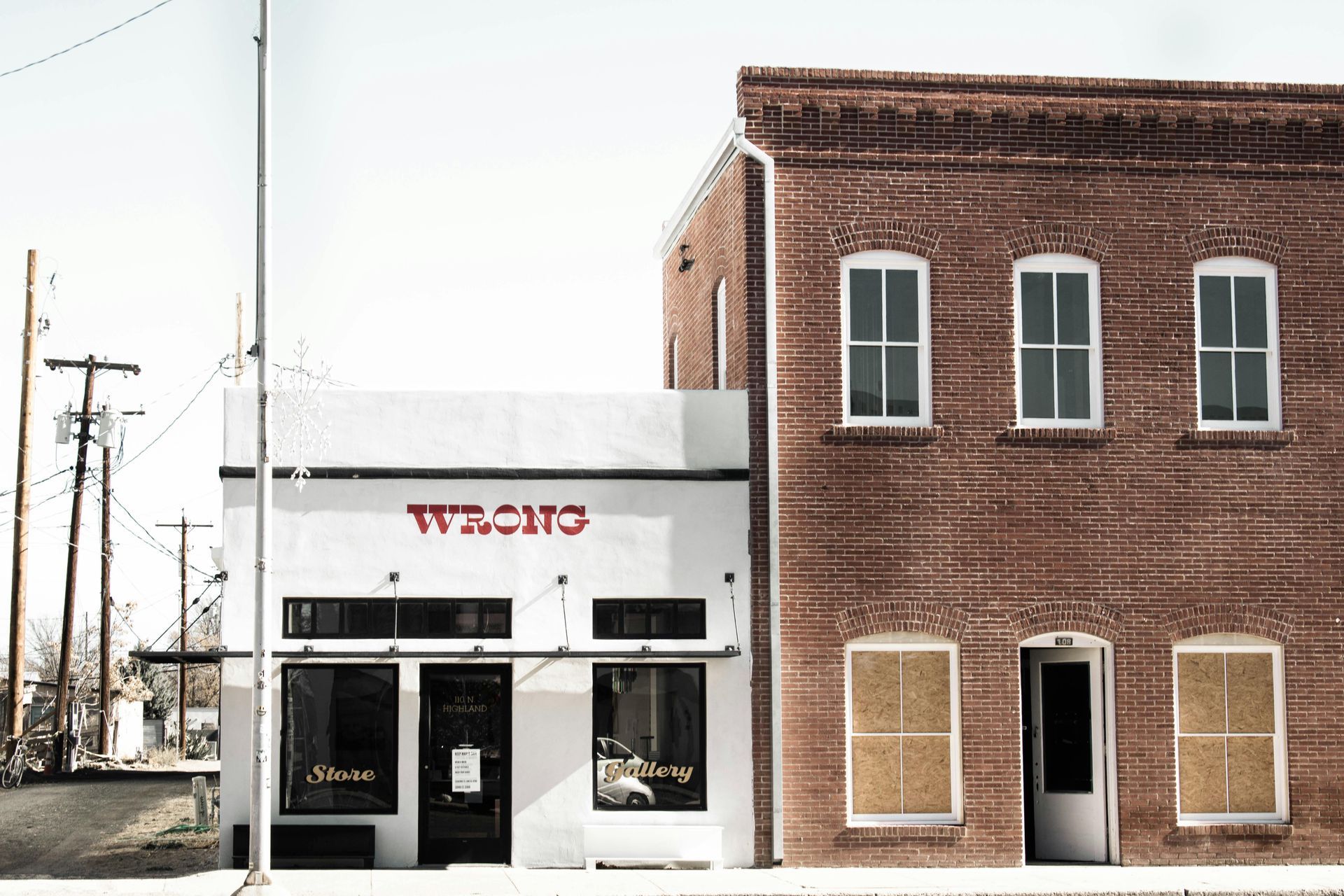 A white building with the word tacho on it