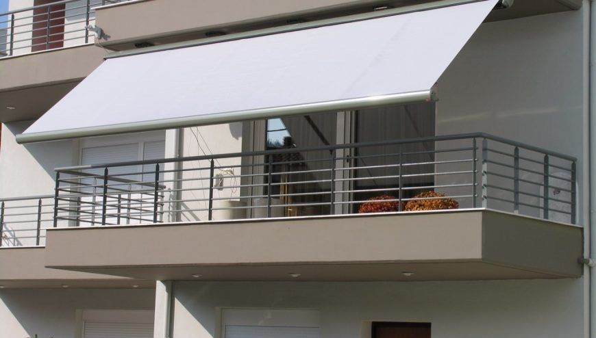 tanda a braccio installata sul balcone