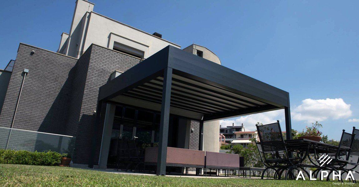 pergola bioclimatica con strttura scura