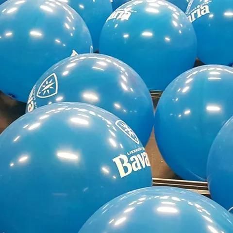 Blauwe ballonnen met witte logo's, mogelijk voor een evenement of promotie.