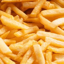 Close-up van goudbruine, knapperige frietjes.