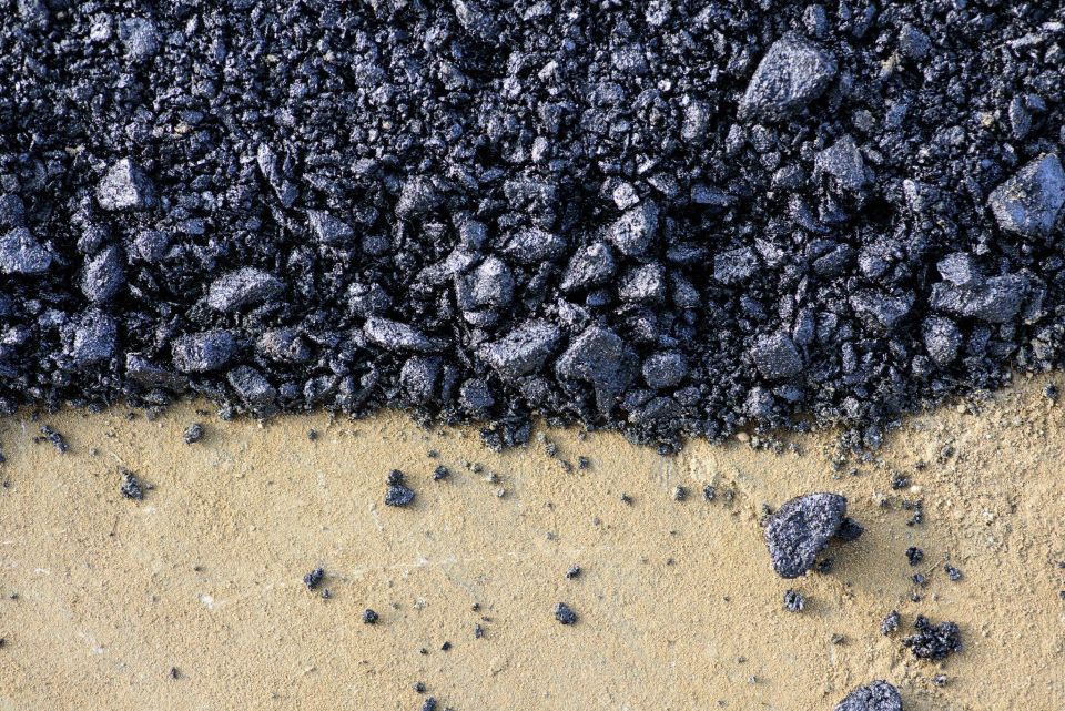 agglomerato di asfalto ai lati di una strada