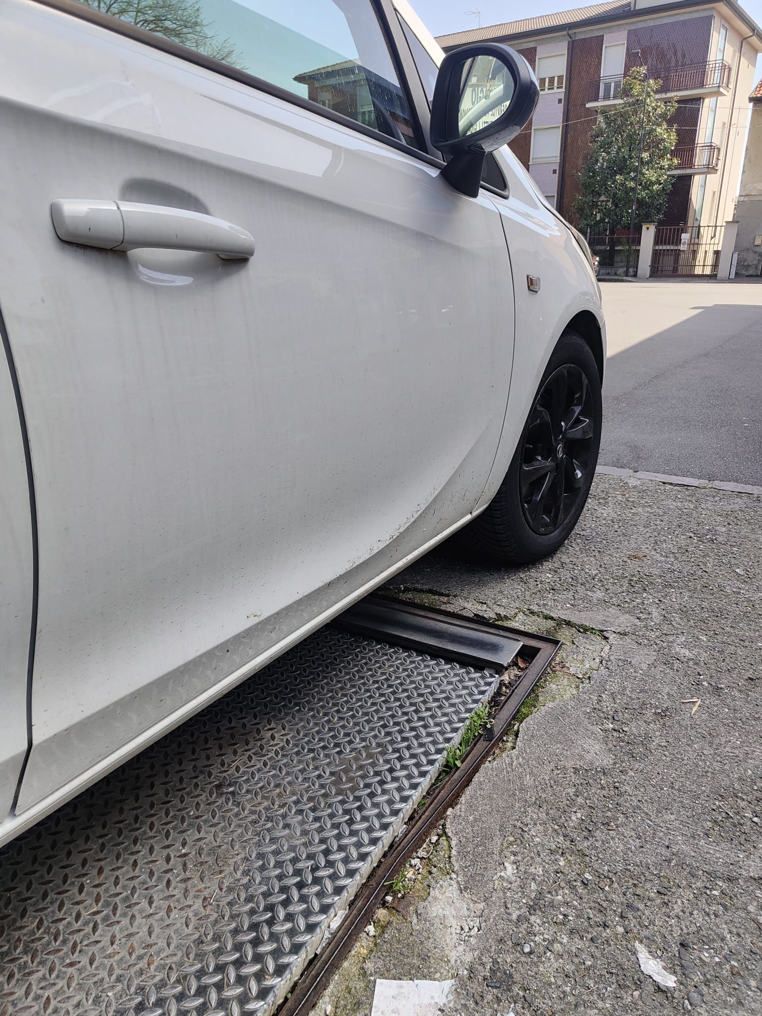 auto bianca prima di essere lavata