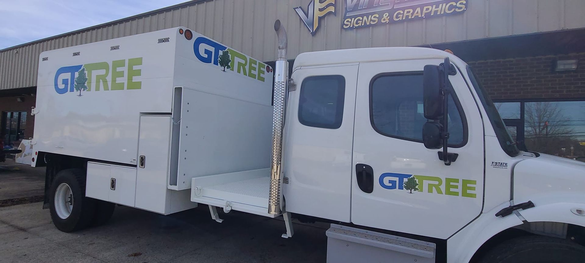 Cars / Trucks Gallery | Columbia, TN | Vinyl Flag Signs & Graphics