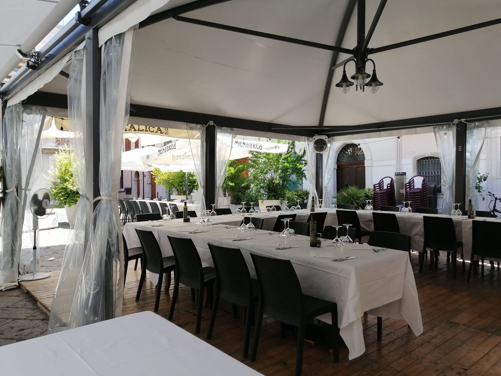 tavoli all'aperto