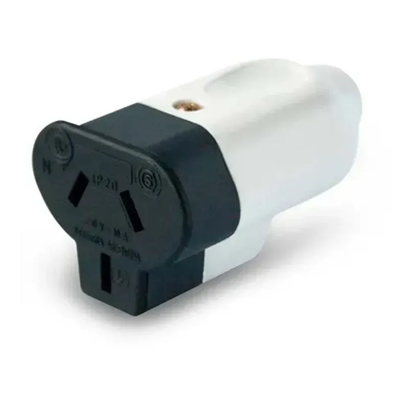 Adaptador de corriente blanco y negro. Enchufe IEC C14 a estándar australiano.