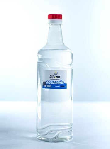 Botella de líquido transparente etiquetada 